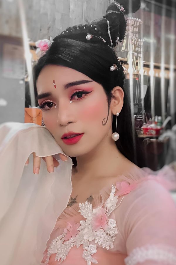 Sao Việt 24h: Hoa hậu H'hen Niê sắc sảo mặn mà trong bộ ảnh trắng đen, BB Trần hóa thành Bạch Xà - Ảnh 3